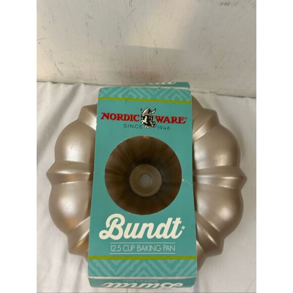 Nordicware 12.5 cup Bundt cake pan USA Pure Aluminum Coated Non-stick new - Picture 4 of 7